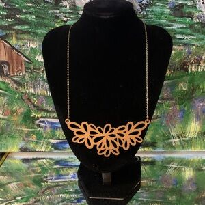 Chic Gold Tone Faux Wood Floral Necklace length16"